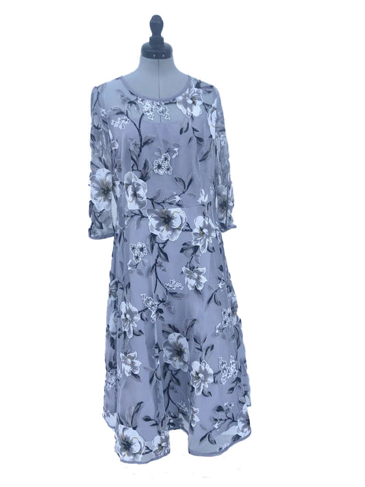 Abendkleid bei DressExpress mieten. Das Abendkleid floral besticht durch seine zeitlose Eleganz in den Farben grau und weiss sowie das florale Muster.