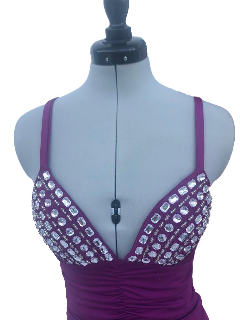 Abendkleid mieten in der Farbe violett mit Strasssteinen. Nahaufnahme des Strassstein-verzierten Dekoltees.