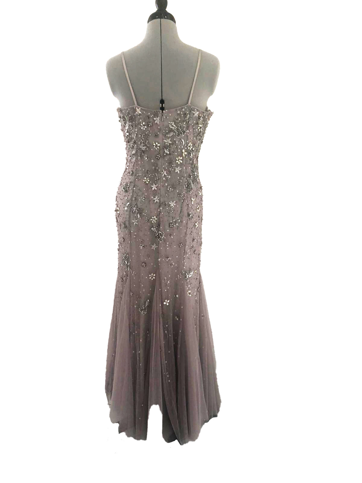 Rückenaufnahme des eleganten Abendkleid namens supernova welches bei dressexpress gemietet werden kann. Das Abendkleid ist mit Strassteinen verziert.