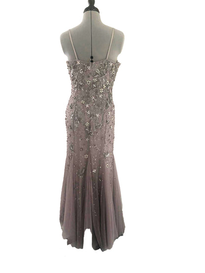Rückenaufnahme des eleganten Abendkleid namens supernova welches bei dressexpress gemietet werden kann. Das Abendkleid ist mit Strassteinen verziert.
