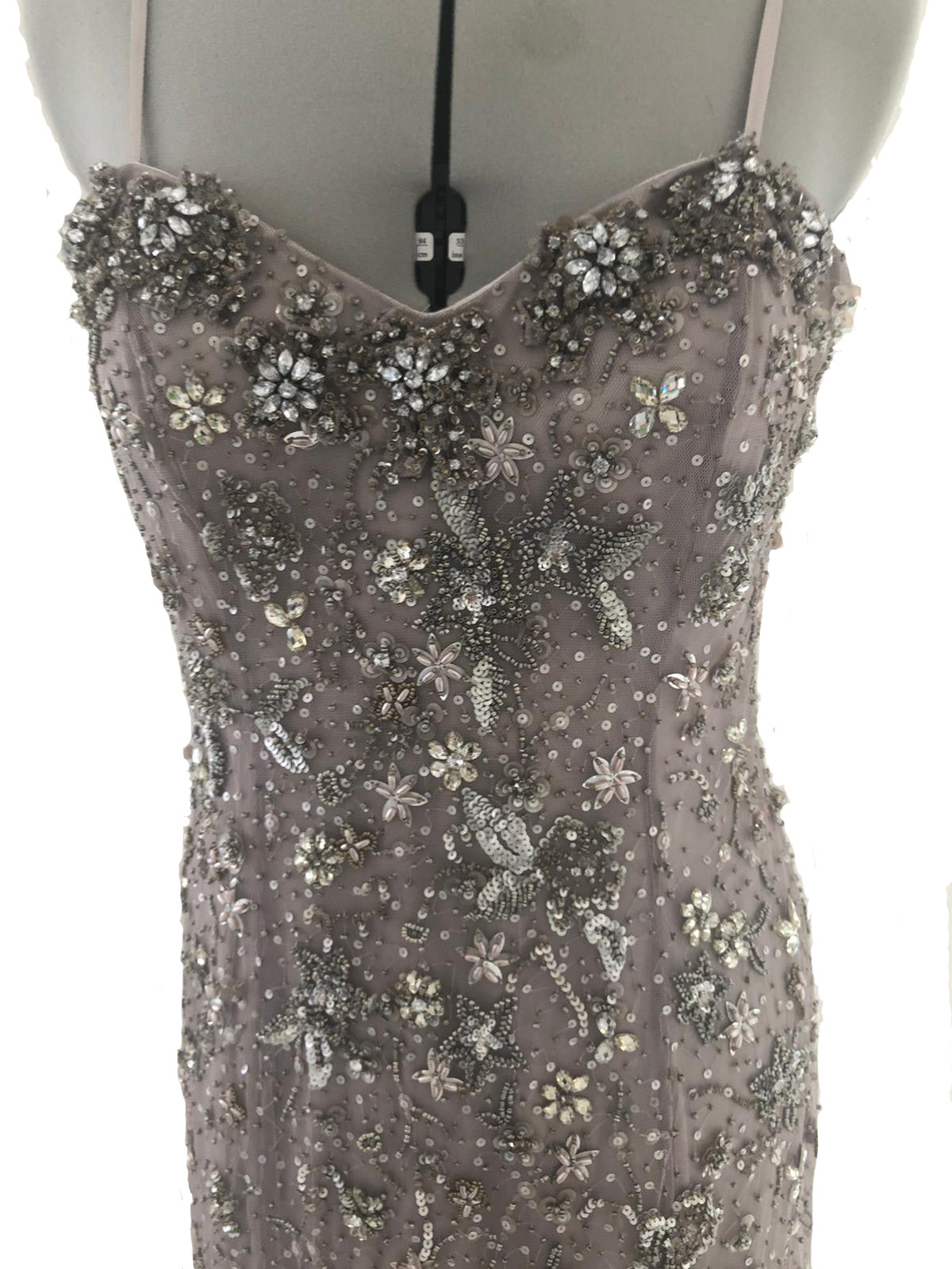 Nahaufnahme des eleganten Abendkleid namens supernova welches bei dressexpress gemietet werden kann. Das Abendkleid ist mit Strassteinen verziert.
