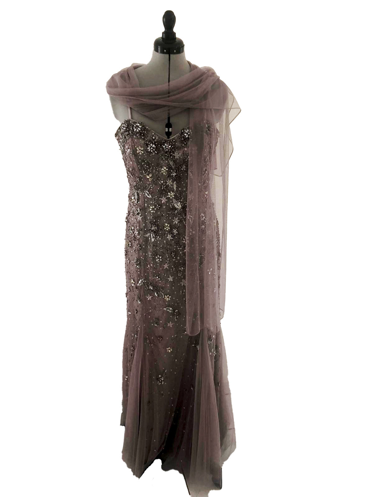 Elegantes Abendkleid namens supernova welches bei dressexpress gemietet werden kann. Das Abendkleid ist mit Strassteinen verziert.