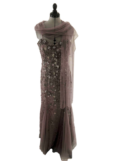 Elegantes Abendkleid namens supernova welches bei dressexpress gemietet werden kann. Das Abendkleid ist mit Strassteinen verziert.