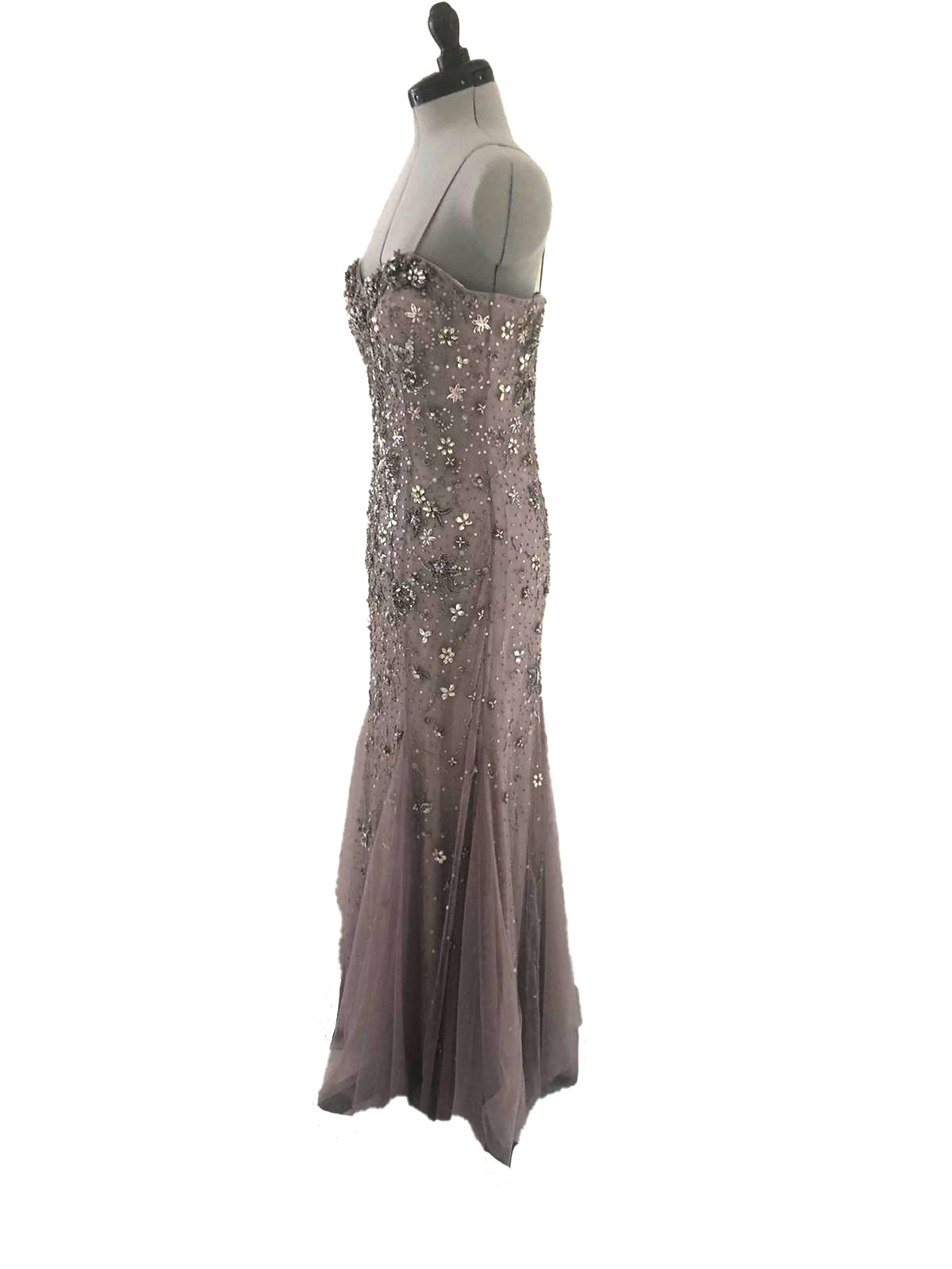 Seitenaufnahme des eleganten Abendkleid namens supernova welches bei dressexpress gemietet werden kann. Das Abendkleid ist mit Strassteinen verziert.
